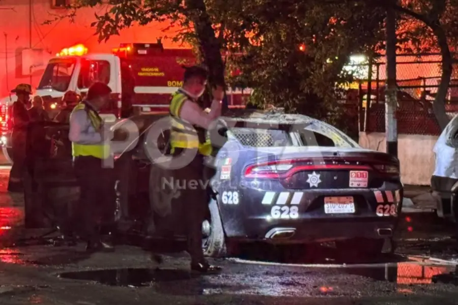 Incendio consume patrulla tras falla mecánica en Monterrey