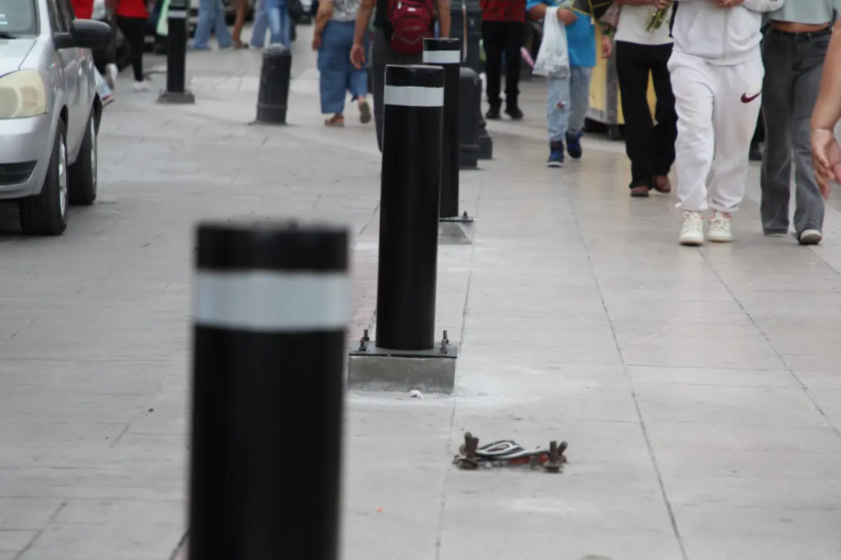 La instalación de bolardos es solo una de las muchas acciones que buscan transformar el Distrito Centro en un espacio más amigable y funcional para los peatones./Foto: Gobierno Municipal de Coahuila