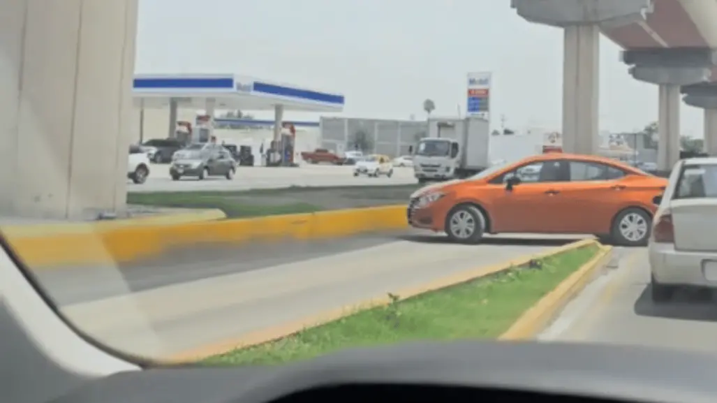 VIDEO l Sujeto se avienta vuelta prohibida en avenida Universidad