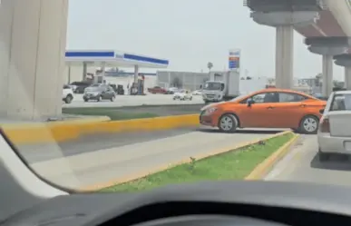 VIDEO l Sujeto se avienta vuelta prohibida en avenida Universidad
