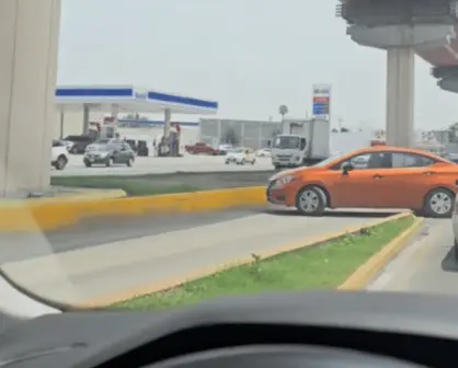 VIDEO l Sujeto se avienta vuelta prohibida en avenida Universidad