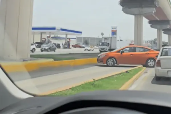 VIDEO l Sujeto se avienta vuelta prohibida en avenida Universidad