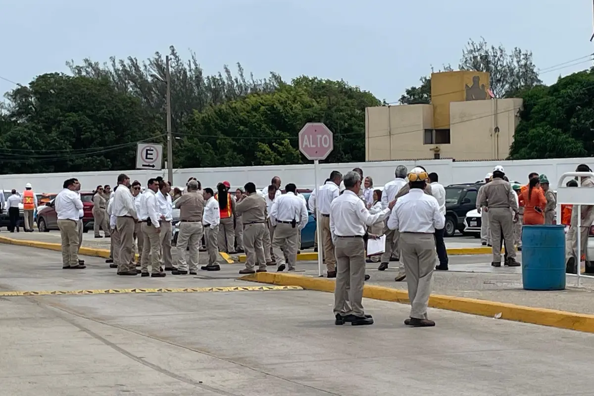 Trabajadores de Refinería Madero durante el simulacro de emergencias químicas. Foto: Axel Hassel