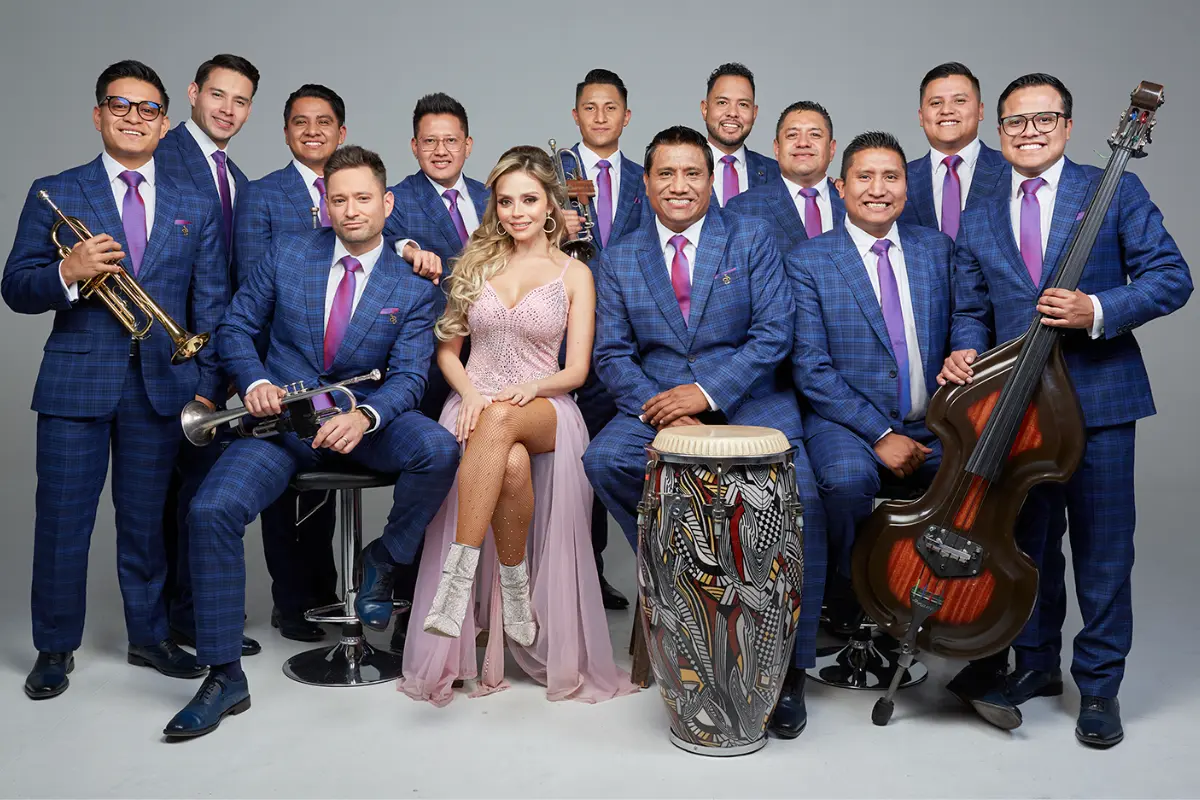 En esta ocasión, la Sonora estará acompañada por Carlos Cuevas, reconocido intérprete del bolero, y por la talentosa María Fernanda, quien se integró a la agrupación en 2010 y es recordada por su paso en “La Academia”./Foto: Sonora Santanera