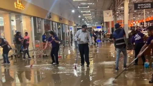 VIDEO | Se inunda Chedraui Durango con tormenta de este 12 de julio