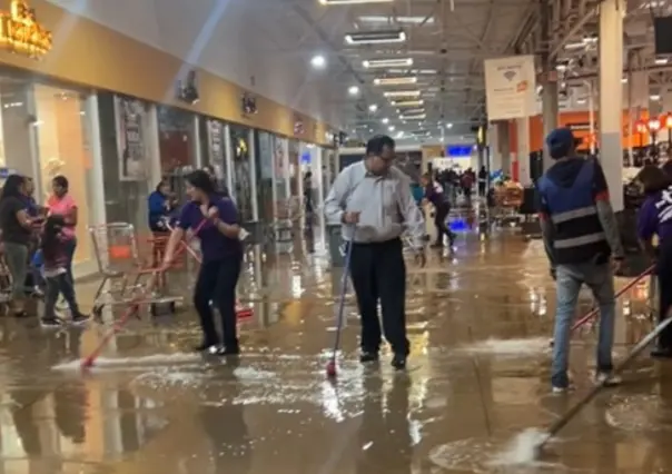VIDEO | Se inunda Chedraui Durango con tormenta de este 12 de julio