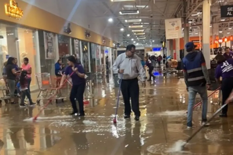 VIDEO | Se inunda Chedraui Durango con tormenta de este 12 de julio