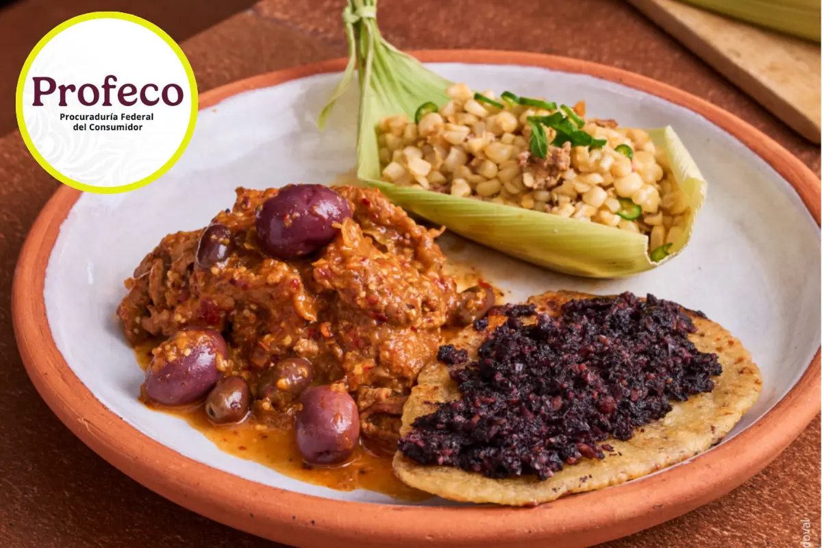 El plato de zolote con esquites está elaborado a base de maíz. Foto: Profeco | Canva