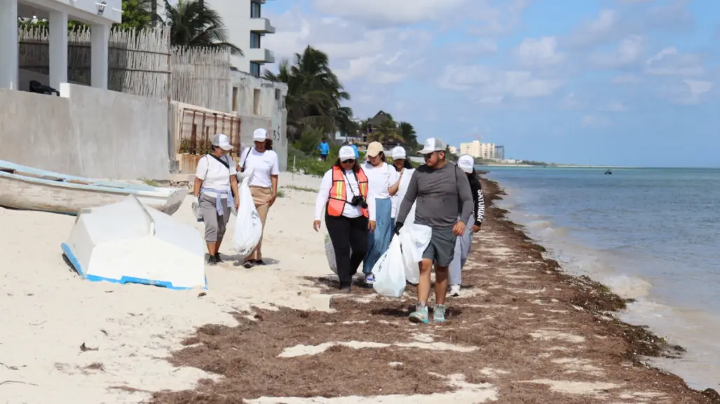 Limpian playas en Telchac Puerto y recolectan más de 200 kilos de basura
