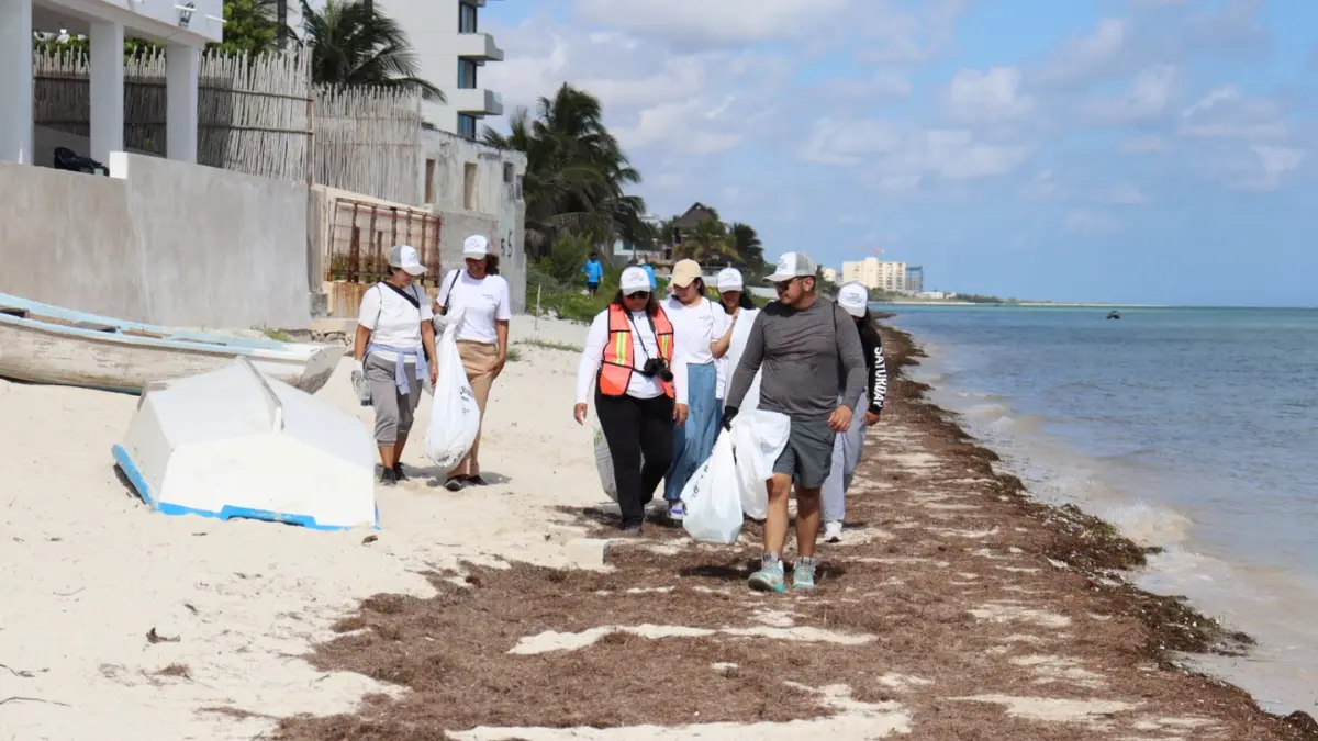 La jornada de limpieza coincidió con el aniversario 98 de Telchac Puerto Foto: SDS Yucatán