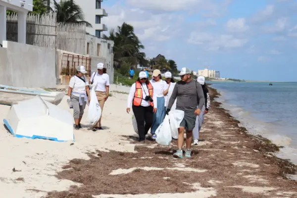 Limpian playas en Telchac Puerto y recolectan más de 200 kilos de basura