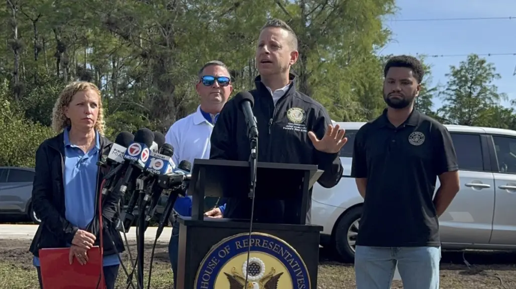 Alligator Alcatraz recibe críticas por condiciones infrahumanas para los migrantes detenidos