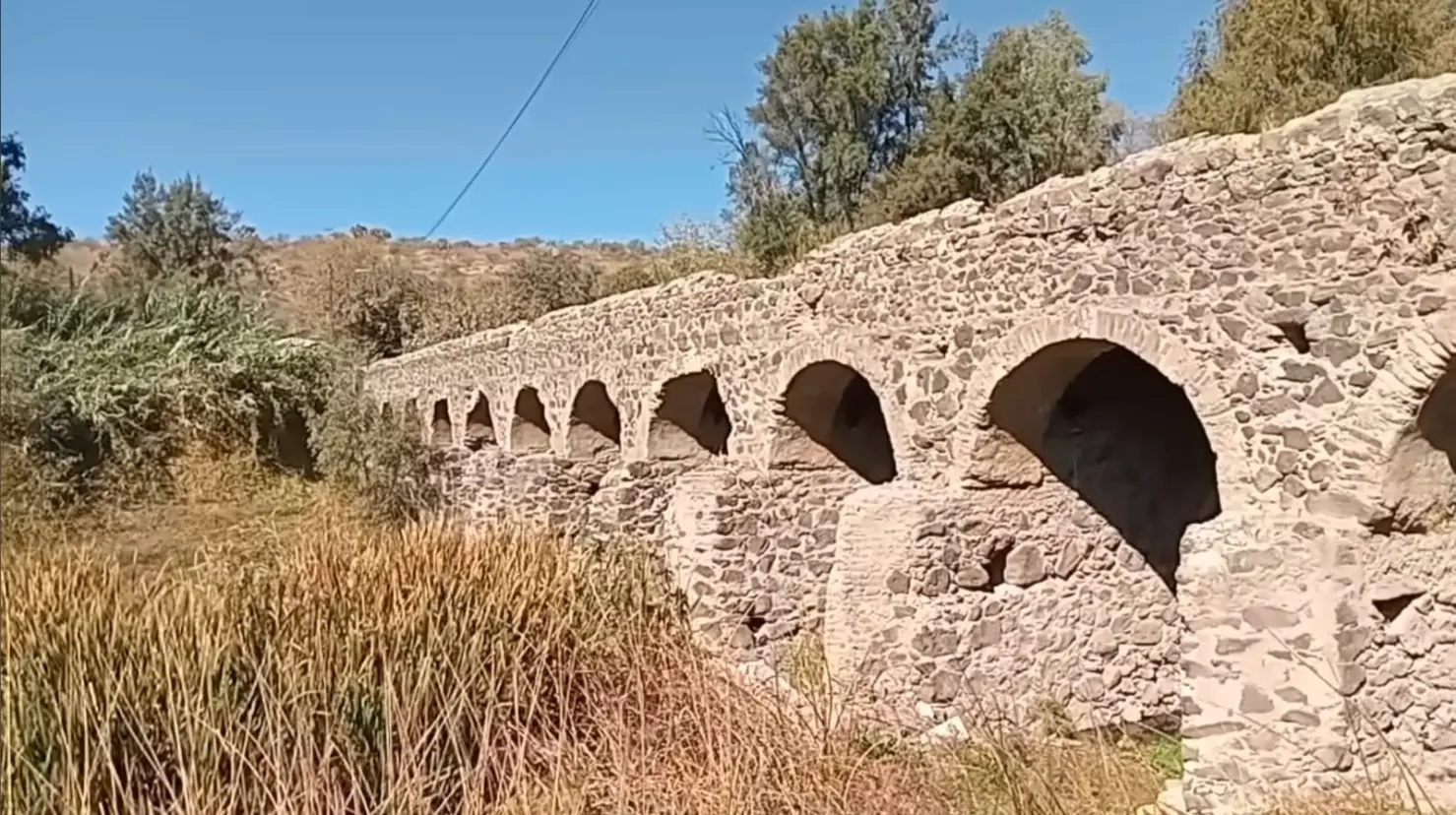 Foto: YouTube/ El Andariego de Durango | Este es el río de Durango que pasa por el puente que según la leyenda construyó el diablo.