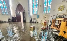 FOTOS |Tormenta en Durango inunda templo católico y así se unen para limpiarlo