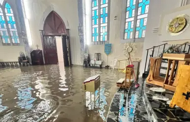 FOTOS |Tormenta en Durango inunda templo católico y así se unen para limpiarlo