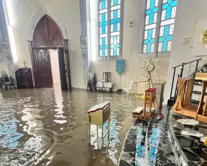 FOTOS |Tormenta en Durango inunda templo católico y así se unen para limpiarlo