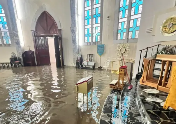 FOTOS |Tormenta en Durango inunda templo católico y así se unen para limpiarlo