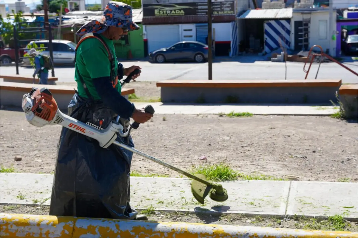 Además, se han recolectado residuos como grava y tierra arrastrados por las lluvias pasadas, particularmente en la zona de La Ciénega, y se han reforzado las labores con maquinaria especializada para asegurar el correcto funcionamiento del drenaje pluvial./Foto: Gobierno Municipal de Ramos Arizpe