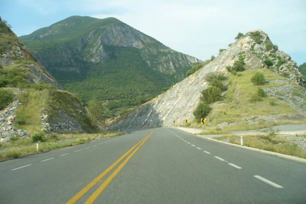 Enclavada entre la sierra y el litoral, la carretera Rumbo Nuevo en Tamaulipas ha sido motivo de orgullo e inconformidad desde su inauguración. Foto: Secretaria de Comunicaciones