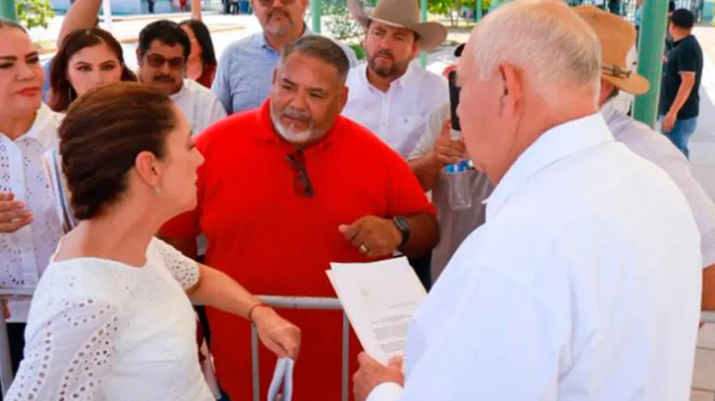 Transportistas protestan durante visita de Sheinbaum en La Paz; exigen respeto a la ley y salida de funcionario estatal