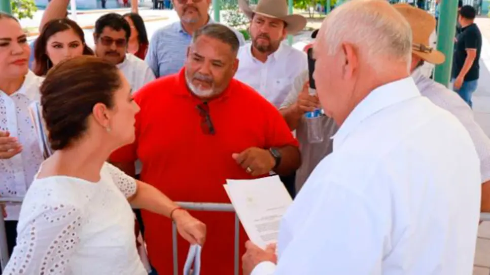 Transportistas protestan durante visita de Sheinbaum en La Paz; exigen respeto a la ley y salida de funcionario estatal