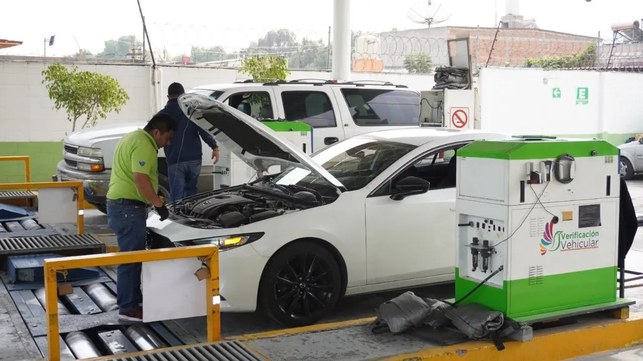 Verificación Vehicular Edomex: ¿quiénes pueden aprovechar la condonación de multas? Foto: @ComSocEdomex / Canva