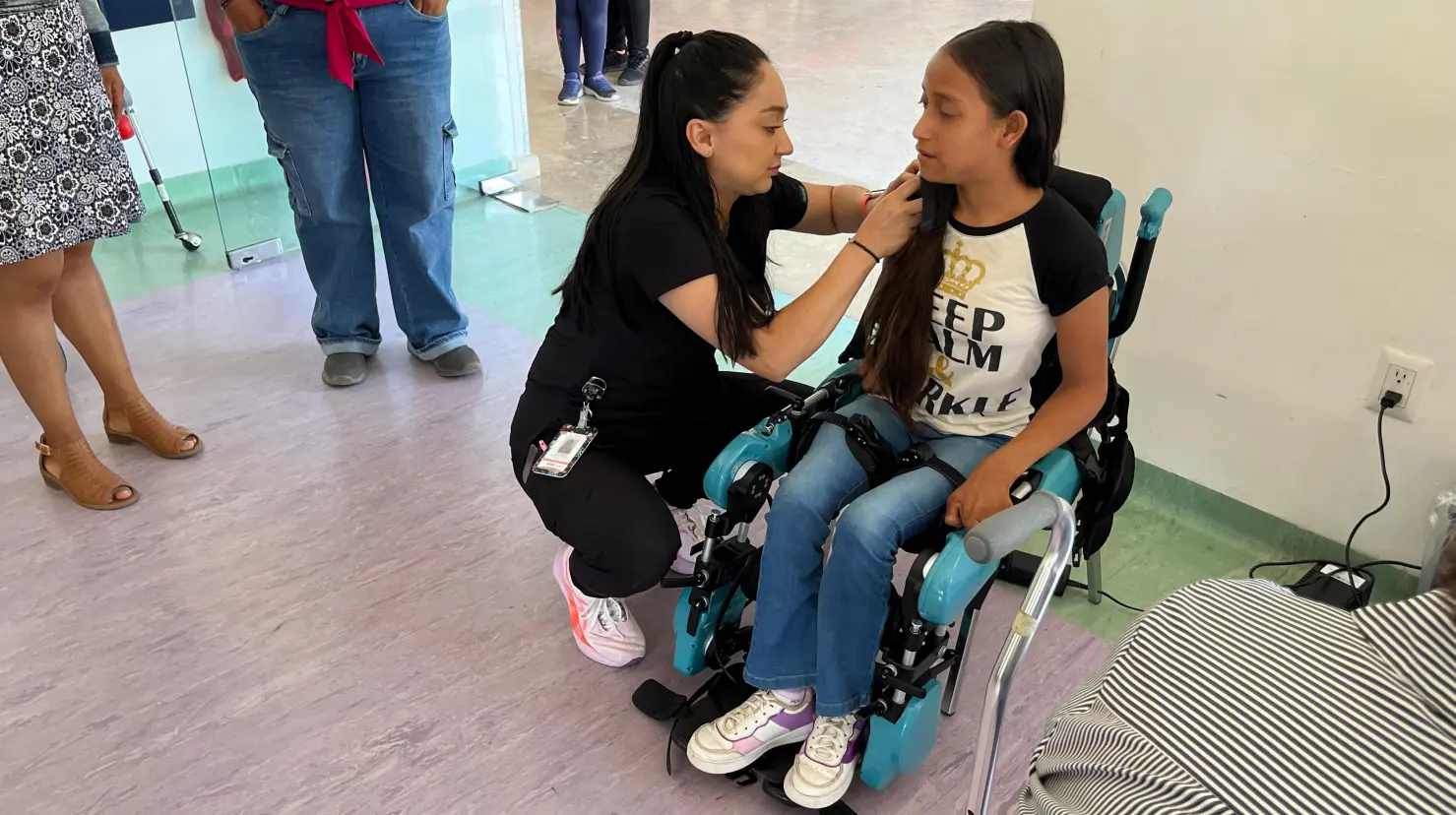 Con un aparato que se adquirió por parte de DIF Estatal, Wendy pudo caminar. Foto: Especial.
