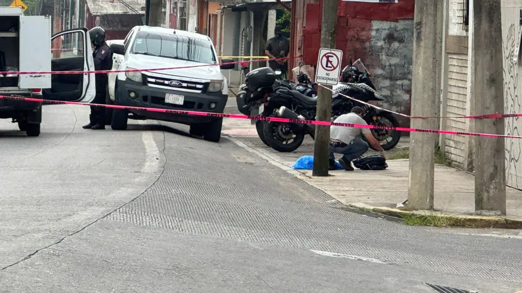 Hombre caminaba con una restos humanos en una bolsa por calles de Coatepec