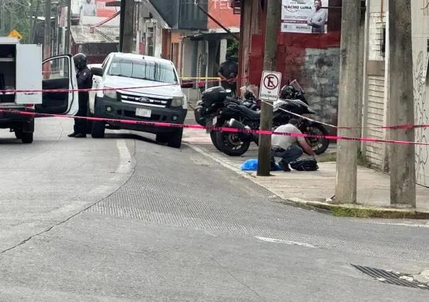 Hombre caminaba con una restos humanos en una bolsa por calles de Coatepec