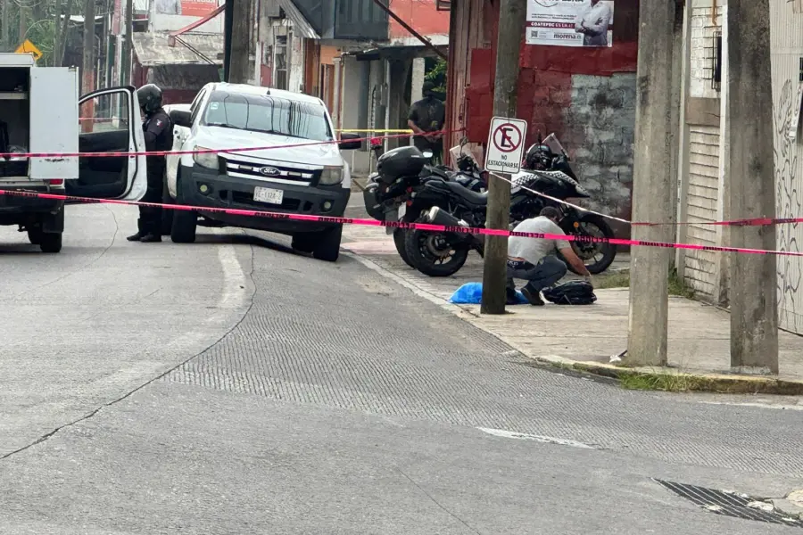 Hombre caminaba con una restos humanos en una bolsa por calles de Coatepec