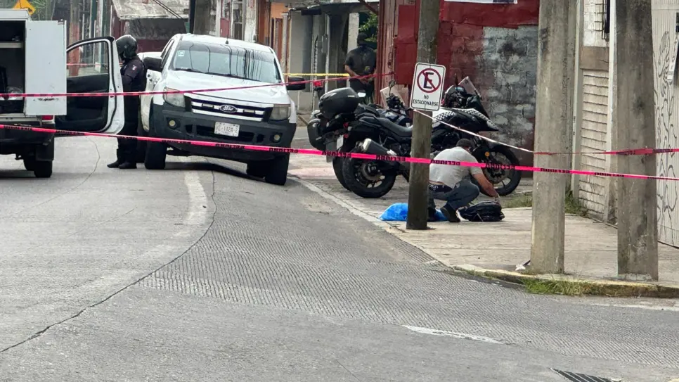 Hombre caminaba con una restos humanos en una bolsa por calles de Coatepec Hombre caminaba con una restos humanos en una bolsa por calles de Coatepec