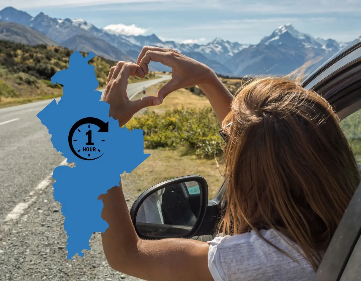 Por la diversión en parques naturales con acceso a áreas recreativas para toda la familia y descubrir patrimonio cultural. Foto: Canva.