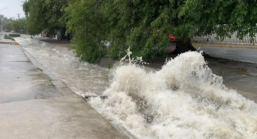 Desborde de canal afecta a Campo Redondo en Saltillo / Foto: Marco Juárez 