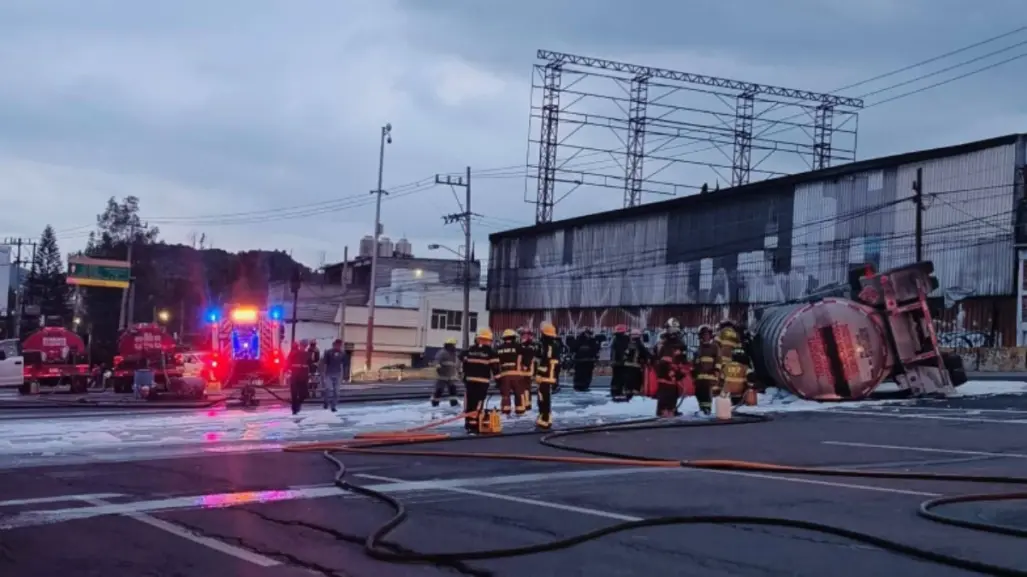 Cierran la México-Pachuca tras volcadura de pipa; habrá quema controlada de combustible
