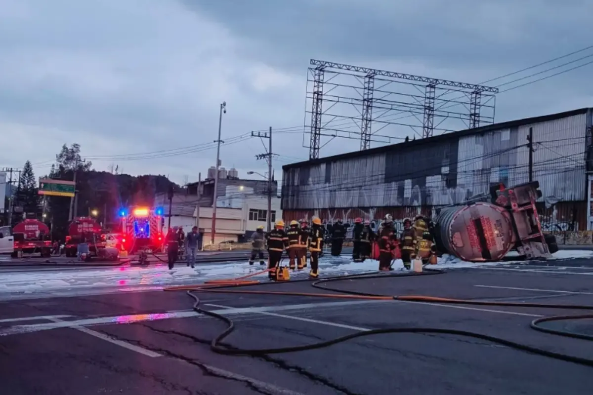 Se registra la volcadura de una pipa que transportaba combustible. Foto: X (@puntoporpuntomx)