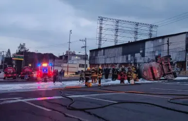 Cierran la México-Pachuca tras volcadura de pipa; habrá quema controlada de combustible