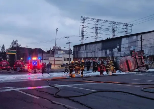 Cierran la México-Pachuca tras volcadura de pipa; habrá quema controlada de combustible