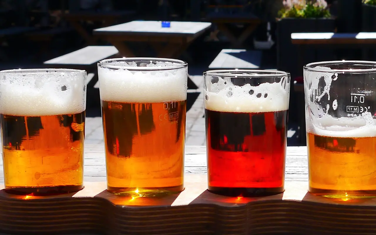 Vasos de cerveza. Foto: Canva