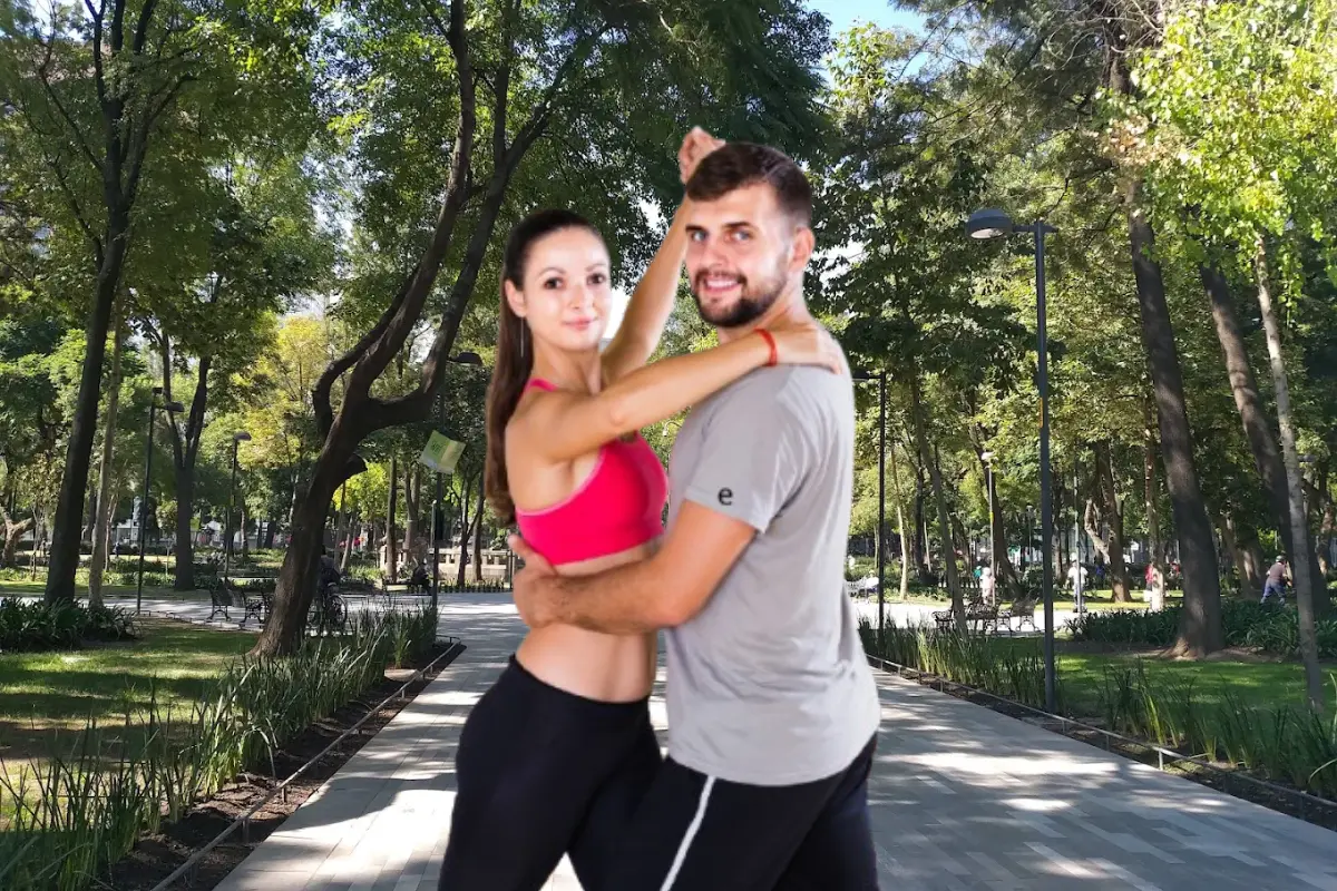 Clases de salsa en la Alameda Central en CDMX y pareja bailando. Foto: Google Maps y Canva