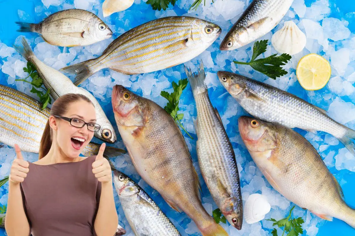 Mujer frente a pescado fresco. Foto: Freepik | Canva