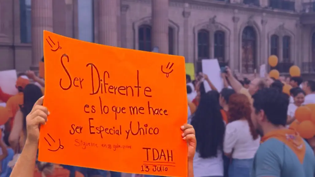 Marchan por el Día Mundial del TDAH en el centro de Monterrey