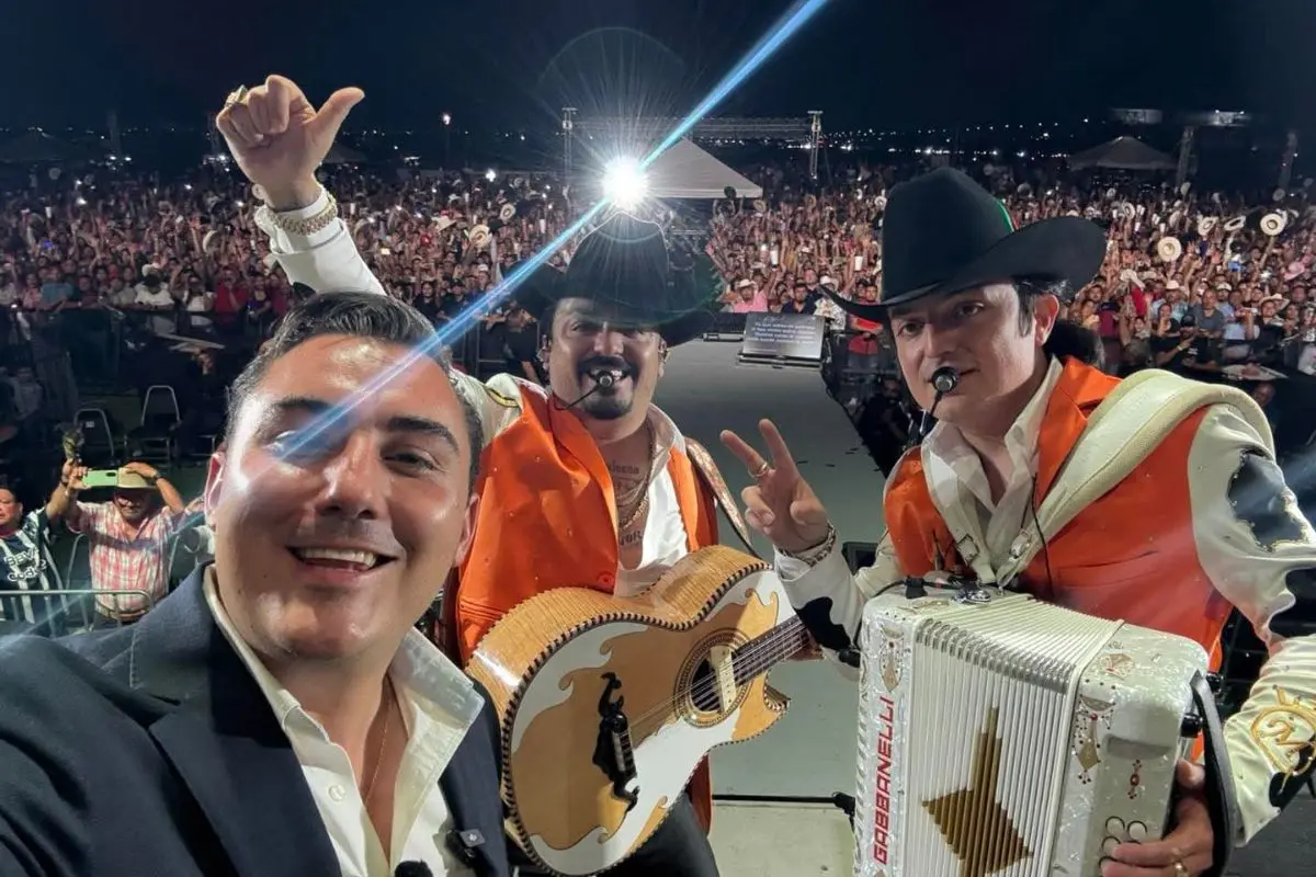 El alcalde de García en compañía de Los Dos Carnales Foto: Gobierno de García