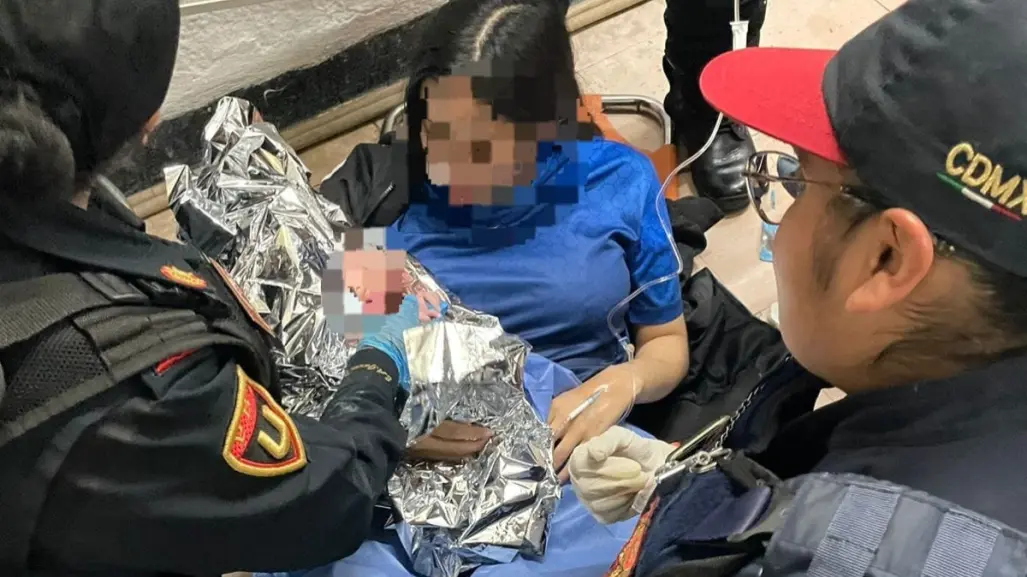 Joven de 17 años da a luz en el Metro de CDMX, policías de la estación San Cosme auxiliaron el parto