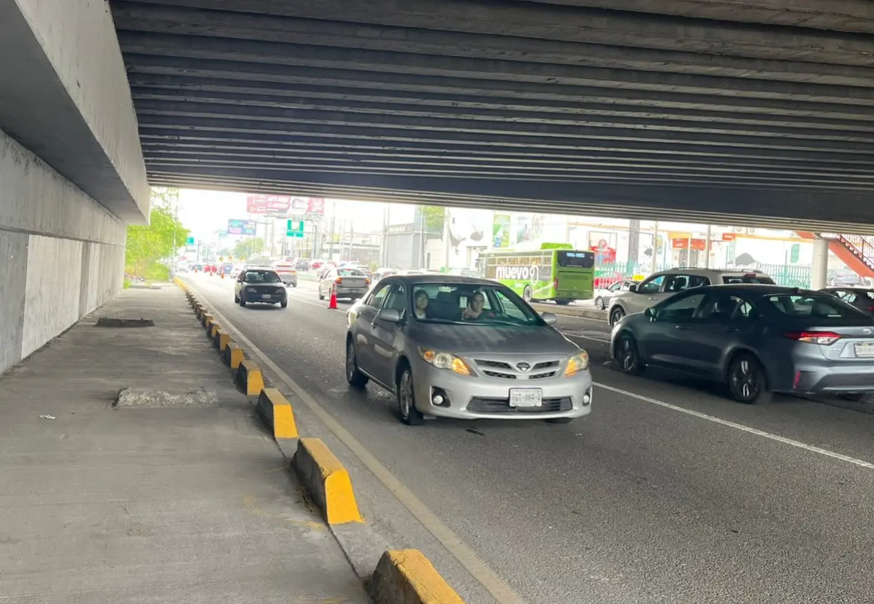 El carril de contraflujo se mostró totalmente despejado, pues quienes circulaban por él, mantenían una velocidad constante sin necesidad de detenerse. Foto: Yarince Torres.