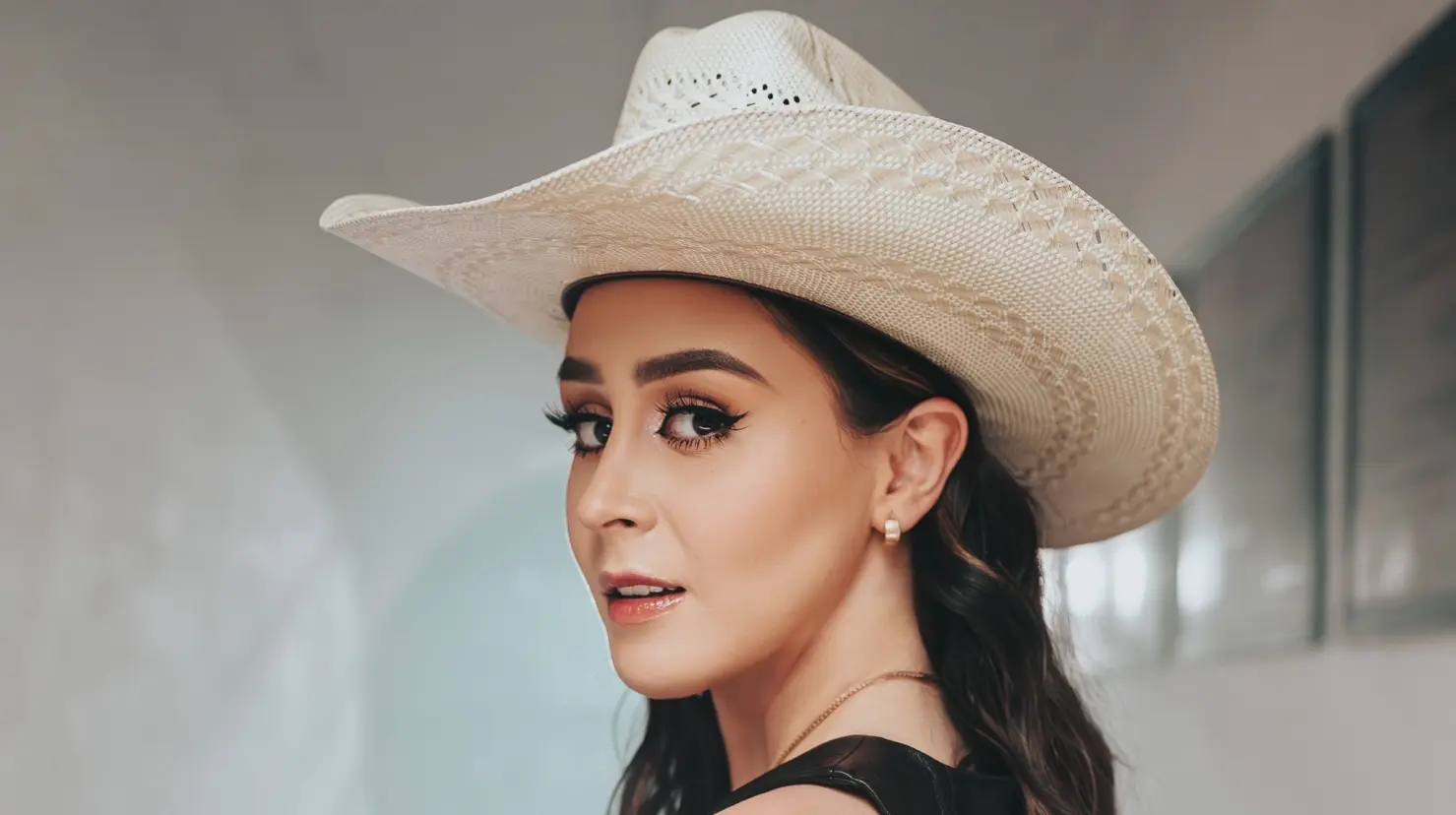 Vivian Baeza rinde homenaje a Jenni Rivera con una nueva versión de De contrabando. Foto: Cortesía