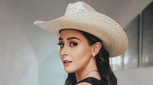 Vivian Baeza rinde homenaje a Jenni Rivera con una nueva versión de De contrabando