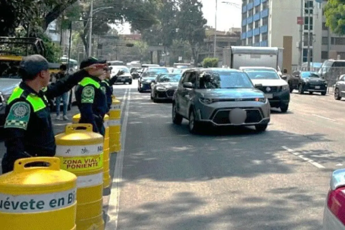 Agentes de tránsito movilizando a automóviles en la zona de una marcha en CDMX. Foto: X (@OVIALCDMX)
