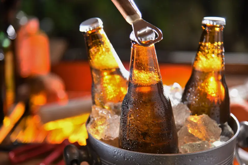 Se revelan los peligros de salud que conllevan cinco cervezas mexicanas con alto contenido de azúcar, según la Profeco. Foto: Canva