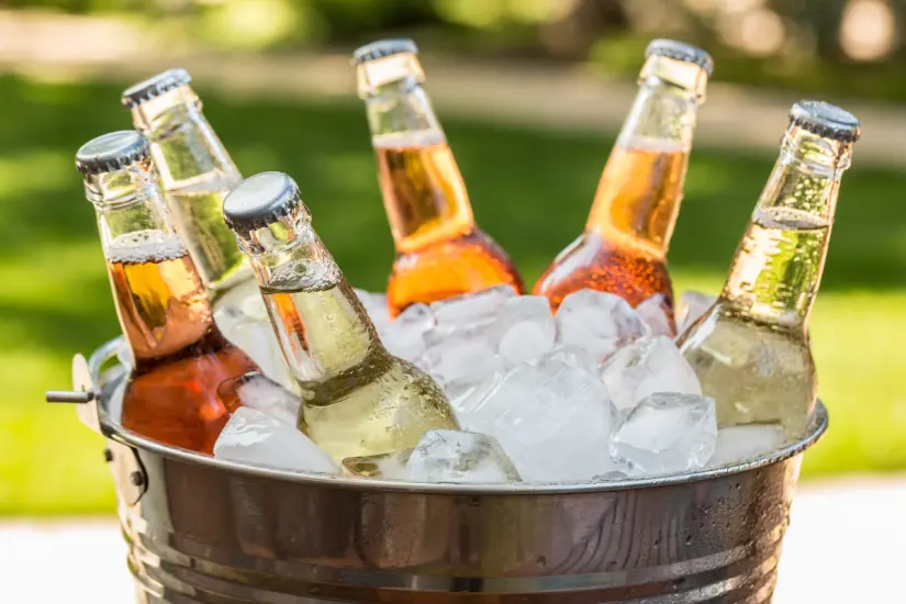 Recientes hallazgos de la Profeco destacan los riesgos de salud de cinco cervezas mexicanas debido a su elevado contenido de azúcar. Foto: Canva