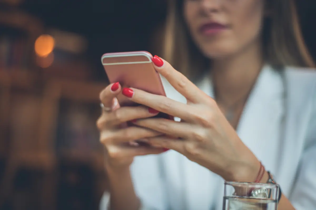Ahorrar datos móviles en tu celular es posible al desactivar una función específica que recomienda Profeco para todos los usuarios. Foto: Canva